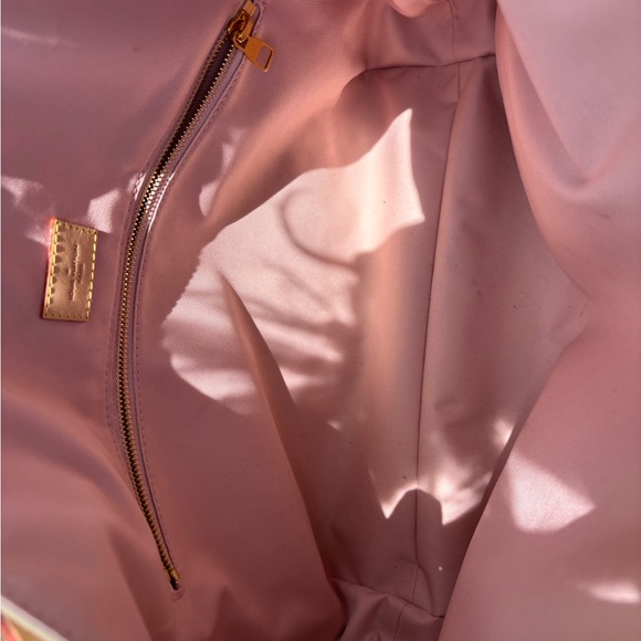 Graceful MM pink and white checkered hobo purse.
PLS DO NOT ASK ME TO SEND PICS - Picture 4 of 7